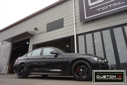 블랙바디  블랙휠 찰떡 궁합.! BMW F30 441M 휠상처 수리후, 블랙유광 휠도색 그리고 레드 캘리퍼 도색 작업까지.! 커스텀W. / 용인 처인구