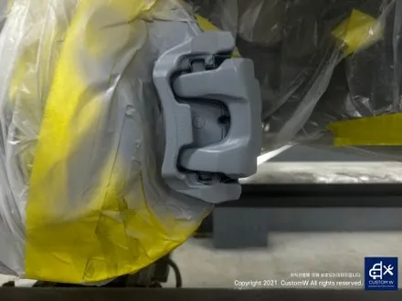 후기글 작성해 주신 고객님의 차량_! BMW G05 X5 45e 휠 상처 수리 후, 블랙 유광 휠도색 그리고 부식 녹 제거 및 방지 블루 캘리퍼 도색 작업까지_! / 용인 처인구