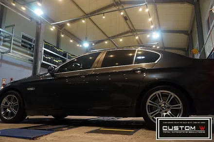 BMW F10 528I 고스트크롬 휠도색 + M퍼포먼스 블루 캘리퍼도색. / 용인 처인구