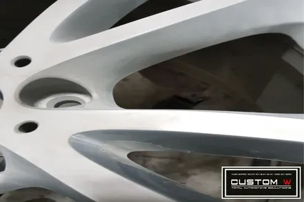 BMW 650i 컨버터블 잘못된 휠수리 이력. 박리후, 다이아몬드 컷팅 휠수리 , 심각한 부식 캘리퍼 녹 제거후, 부식방지 방청 ,코팅 효과 겸비한 캘리퍼 도색 작업 까지.! / 용인 처인구