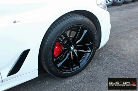 BMW G30 520d 662M 18인치 잘못된 휠수리 도색 이력 약품 박리 후 블랙유광 휠도색 + 레드 캘리퍼 도색 / 용인 처인구