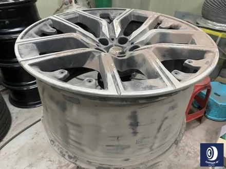 BMW 휠.. 왜 이렇게 만들까... 휠에 장착된 플라스틱 커버는 무슨 의미가 있나? 경량화? 디자인? 신형 740D 신0차 출고 작업 휠 커버 + 휠 블랙 도색 + 캘리퍼  도색 / 용인 처인구