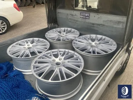 포르쉐 파나메라 타 업체 잘못된 휠 도색 제거 및 휠 상처 수리 후,  사틴 플래티넘 휠도색 / 용인 처인구