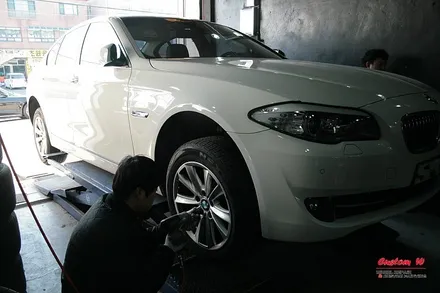고스트크롬 휠도색의 메카 커스텀W BMW 520D 고스트크롬 휠도색을 하다. / 용인 처인구