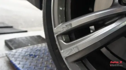 심각한 수준의 주차 스크래치가 생긴 BMW 428I 조수석 앞,뒤 휠 다이아몬드컷팅 휠수리로 복원을 했습니다. / 용인 처인구
