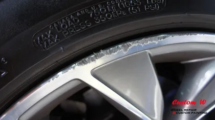 새 휠로 교체 할 필요없이 BMW X3 차량의 휠을 다이아몬드컷팅 휠수리로 1개의 휠만 다른 휠과 동일하게 복원합니다. / 용인 처인구