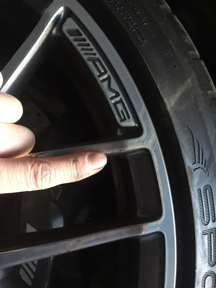 심각한 수준의 데미지를 입은 벤츠 C63 AMG 차량의 다이아몬드컷팅 휠수리. / 용인 처인구