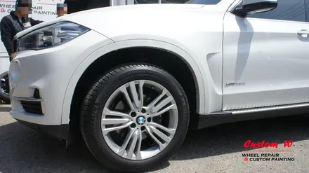 BMW X5 강력한 포스를 위한 블랙유광 휠도색과 심각한 부식의 캘리퍼 M퍼포먼스 블루로 캘리퍼도색. / 용인 처인구