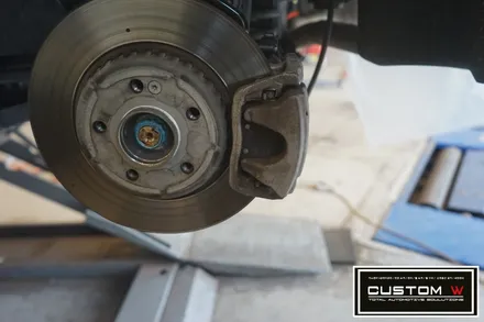 벤츠 W205 C250d 블랙유광 휠도색, 레드 캘리퍼도색. / 용인 처인구