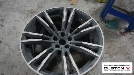 BMW F90 신형 M5 올블랙의 느낌을 위한 블랙유광 휠도색. / 용인 처인구