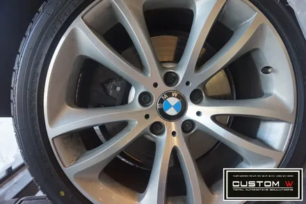 BMW 650i 컨버터블 잘못된 휠수리 이력. 박리후, 다이아몬드 컷팅 휠수리 , 심각한 부식 캘리퍼 녹 제거후, 부식방지 방청 ,코팅 효과 겸비한 캘리퍼 도색 작업 까지.! / 용인 처인구