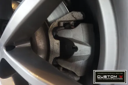 BMW G30 520D 662M 휠 블랙유광 휠도색, 레드 캘리퍼도색 / 분당 용인 수입차 BMW 휠도색,캘리퍼도색 커스텀W / 용인 처인구