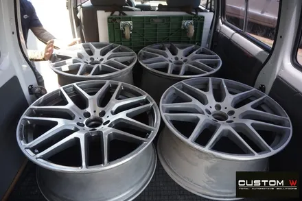 벤츠 GLE63AMG 잘 못된 휠수리 도색 이력이 있는 휠 박리 후 투톤 휠도색  재작업 ,  애시드 그린 (형광) 캘리퍼도색. / 용인 처인구