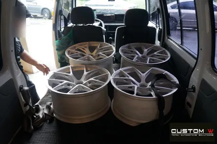 BMW M4 잘 못된 휠 수리 도색이력이 있는 BBS FI-R 단조휠 약품 박리 후, 페라리 골드 컬러 휠도색 재작업. / 용인 처인구