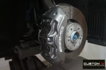 매일 같이 입고 되는  벤츠 GT43 AMG 4 도어 골드 캘리퍼 도색, 하이그로시 블랙 검정 유광 휠도색. / 용인 처인구