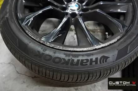 BMW X6 40d 기존 휠 도색 차량 휠 상처 수리 후 블랙유광 휠도색 재작업 / 용인 처인구