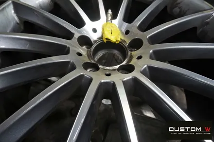 벤츠 CLS400d 휠 상처 수리 후 블랙유광 휠도색 + 레드 캘리퍼 도색 / 용인 처인구