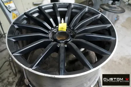 벤츠 GT43 AMG 기존 잘못된 수리 도색 이력 약품 박리 후 블랙 실버 투톤 무광 휠도색 + 카본 세라믹 골드 캘리퍼 도색 / 용인 처인구