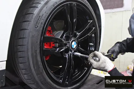 기존 고객님 BMW F30 320i 휠 상처 수리 후 블랙유광 휠도색 + 부식 제거 후 레드 캘리퍼 도색 / 용인 처인구