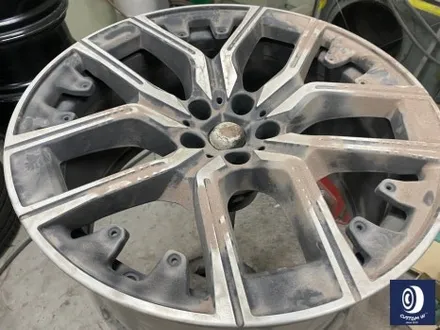 BMW 휠.. 왜 이렇게 만들까... 휠에 장착된 플라스틱 커버는 무슨 의미가 있나? 경량화? 디자인? 신형 740D 신0차 출고 작업 휠 커버 + 휠 블랙 도색 + 캘리퍼  도색 / 용인 처인구