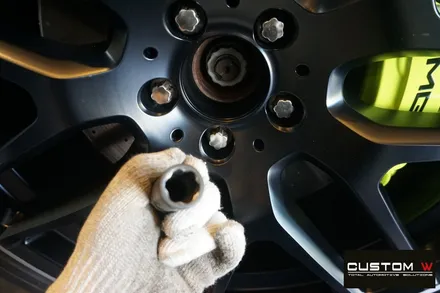 벤츠 GLE63AMG 잘 못된 휠수리 도색 이력이 있는 휠 박리 후 투톤 휠도색  재작업 ,  애시드 그린 (형광) 캘리퍼도색. / 용인 처인구