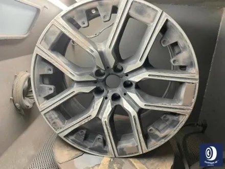 BMW 휠.. 왜 이렇게 만들까... 휠에 장착된 플라스틱 커버는 무슨 의미가 있나? 경량화? 디자인? 신형 740D 신0차 출고 작업 휠 커버 + 휠 블랙 도색 + 캘리퍼  도색 / 용인 처인구