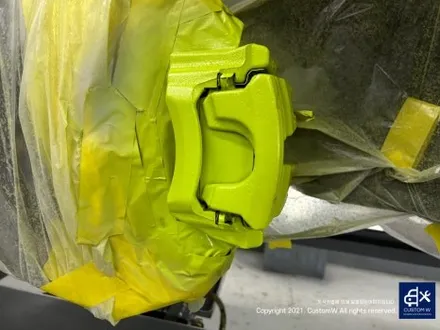 제발 이렇게 좀 작업하지 마세요... 아우디 이트론 휠 수리 도색 불량 기존 도막 제거 약품 박리 후, 블랙 유광 휠도색 그리고 애시드 그린 형광 캘리퍼 도색까지. / 용인 처인구