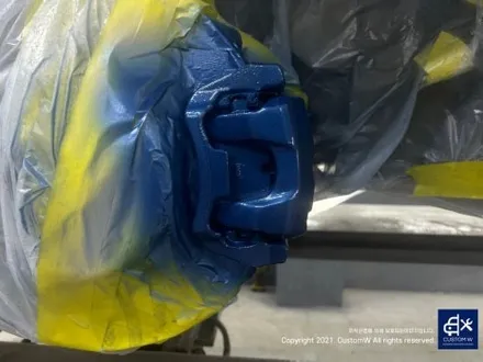 후기글 작성해 주신 고객님의 차량_! BMW G05 X5 45e 휠 상처 수리 후, 블랙 유광 휠도색 그리고 부식 녹 제거 및 방지 블루 캘리퍼 도색 작업까지_! / 용인 처인구