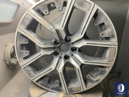 BMW 휠.. 왜 이렇게 만들까... 휠에 장착된 플라스틱 커버는 무슨 의미가 있나? 경량화? 디자인? 신형 740D 신0차 출고 작업 휠 커버 + 휠 블랙 도색 + 캘리퍼  도색 / 용인 처인구