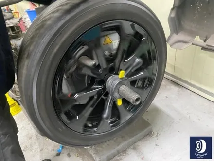 벤츠 W213 E300 블랙 유광 휠도색 + 지저분한 캘리퍼 부식 및 고착된 분진 제거 후, 깔끔하게 카본 세라믹 골드 컬러  캘리퍼 도색 / 용인 처인구