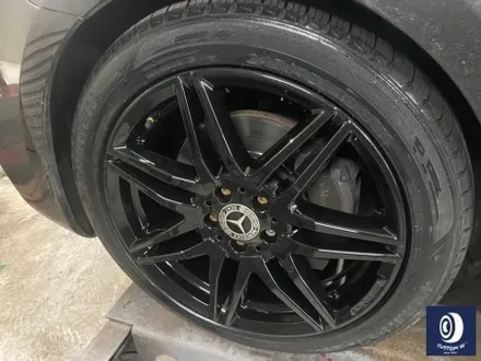 벤츠 V클래스 V300D 휠 상처 수리 후, 블랙 유광 휠도색 + 손상된 타이어 신품으로 교체 작업까지_! / 용인 처인구