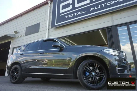 BMW X5 심각한 부식 상태의 캘리퍼 녹 제거 후, 방청 코팅 캘리퍼 도색 그리고 블랙유광 휠도색 작업 까지.! / 용인 처인구