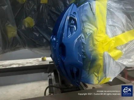후기글 작성해 주신 고객님의 차량_! BMW G05 X5 45e 휠 상처 수리 후, 블랙 유광 휠도색 그리고 부식 녹 제거 및 방지 블루 캘리퍼 도색 작업까지_! / 용인 처인구