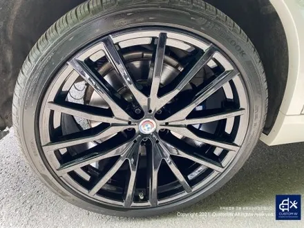BMW X5 G05 22인치 742M 부식 제거 및  휠 상처 수리 후, 블랙 유광 휠도색 / 용인 처인구