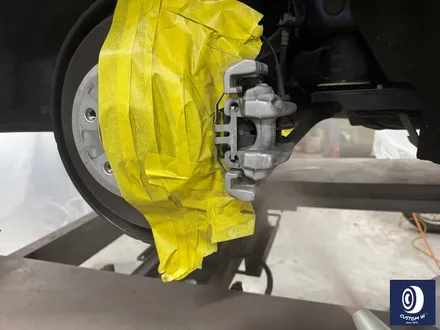 BMW F30 330i 400M 18인치 휠 상처 수리 후, 블랙 유광 휠도색 + 부식 제거 후 레드 캘리퍼 도색 (블루 컬러 바디에는 역시 블랙 휠 레드 캘리퍼) / 용인 처인구