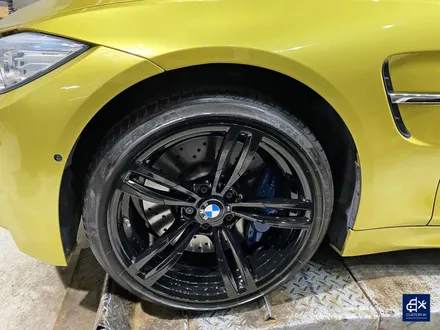 BMW F83 M4 컨버터블 437M 박리 후 블랙유광 휠도색 / 용인 처인구