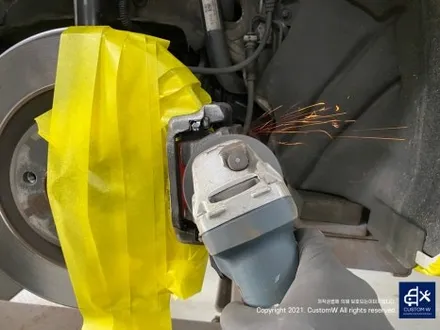 아우디 A7 50TDI 20인치 휠 상처 수리 후, 다이아몬드 커팅 가공을 이용한 블랙 폴리시 휠 커스텀 도색 작업 그리고 레드 캘리퍼 도색 작업까지_! / 용인 처인구