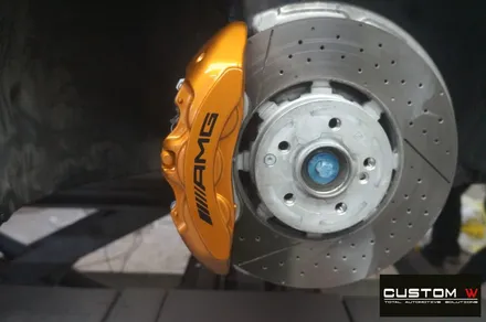 매일 같이 입고 되는  벤츠 GT43 AMG 4 도어 골드 캘리퍼 도색, 하이그로시 블랙 검정 유광 휠도색. / 용인 처인구