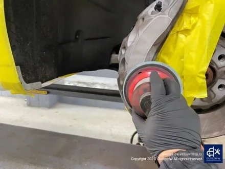 아우디 A7 50TDI 20인치 휠 상처 수리 후, 다이아몬드 커팅 가공을 이용한 블랙 폴리시 휠 커스텀 도색 작업 그리고 레드 캘리퍼 도색 작업까지_! / 용인 처인구