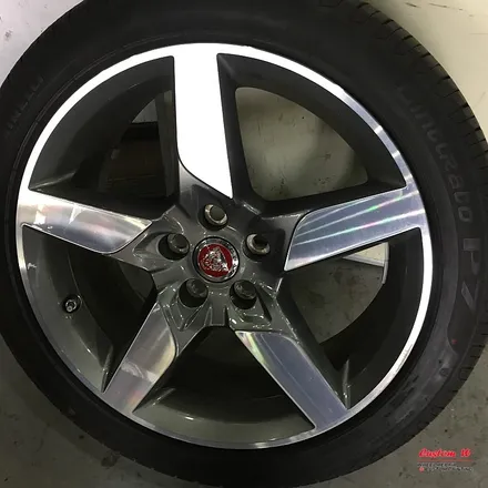 재규어 XE R-SPORT 신동급 차량에 캘리퍼도색과 블랙(유광) 휠도색. / 용인 처인구