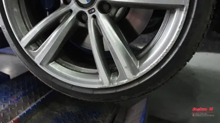 심각한 수준의 주차 스크래치가 생긴 BMW 428I 조수석 앞,뒤 휠 다이아몬드컷팅 휠수리로 복원을 했습니다. / 용인 처인구