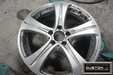 커스텀W에서 벤츠 W213 E220d 기본 실버 휠을 다이아몬드컷팅 휠수리로 블랙폴리시 휠로 만들다. / 용인 처인구
