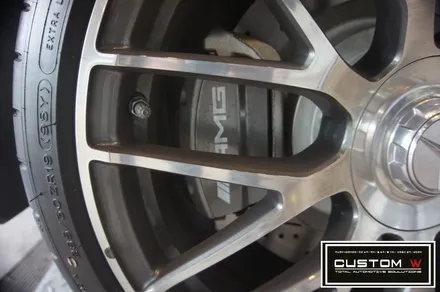 메르세데스 벤츠 C63 AMG 더욱 강렬하게 블랙유광 휠도색, 레드 캘리퍼도색. / 용인 처인구