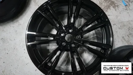 BMW F90 신형 M5 올블랙의 느낌을 위한 블랙유광 휠도색. / 용인 처인구