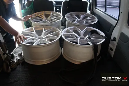 BMW M4 잘 못된 휠 수리 도색이력이 있는 BBS FI-R 단조휠 약품 박리 후, 페라리 골드 컬러 휠도색 재작업. / 용인 처인구