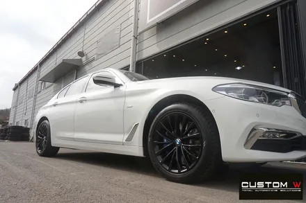 BMW G30 530i 럭셔리 플러스 블랙유광 휠도색, M퍼포먼스 블루 캘리퍼 도색. / 용인 처인구