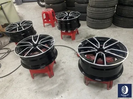 벤츠 C43 AMG 휠 상처 수리 후, 다이아몬드 커팅 가공을 이용한 블랙 폴리시 투톤 휠 커스텀 도색 / 용인 처인구