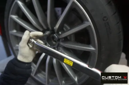 매일 같이 입고 되는  벤츠 GT43 AMG 4 도어 골드 캘리퍼 도색, 하이그로시 블랙 검정 유광 휠도색. / 용인 처인구