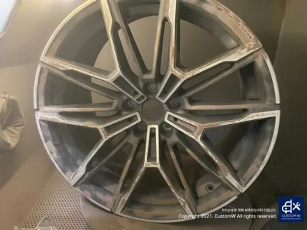 궁극의 드라이빙 머신 BMW M2 2세대 신형 930M 블랙 유광 휠도색 그리고 레드 캘리퍼 도색  (feat. 짝당 5만원 업체의 실체를 파악하고 커스텀 W에 방문하신 사연) / 용인 처인구