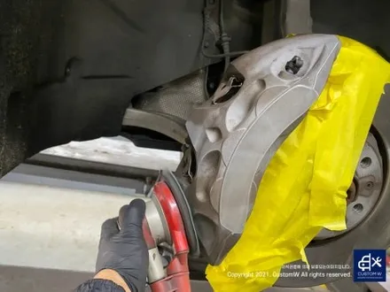 아우디 A7 50TDI 20인치 휠 상처 수리 후, 다이아몬드 커팅 가공을 이용한 블랙 폴리시 휠 커스텀 도색 작업 그리고 레드 캘리퍼 도색 작업까지_! / 용인 처인구